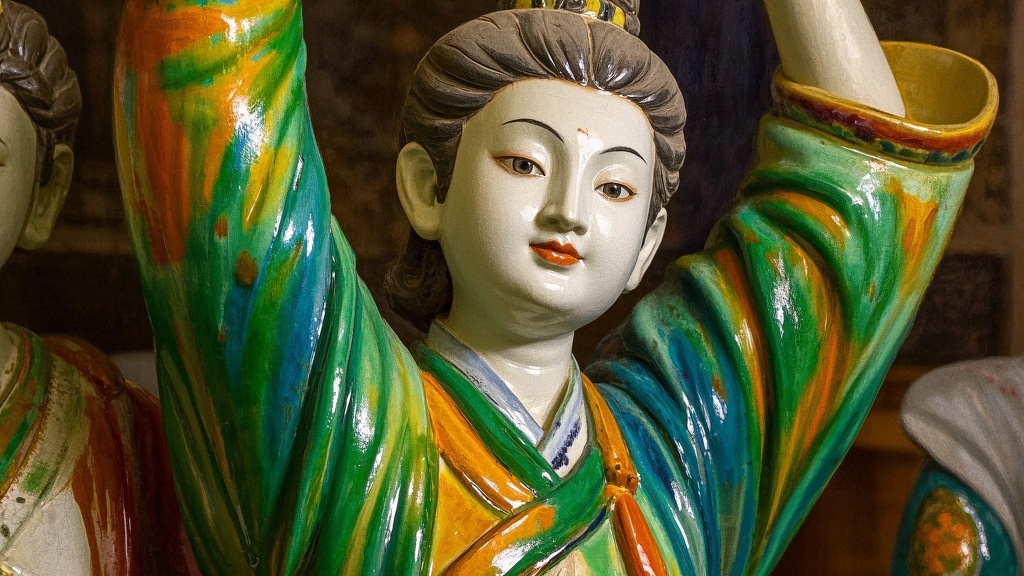 唐三彩：洛阳地下挖出的盛唐密码，从釉色到开片的‘复活’技艺全解析